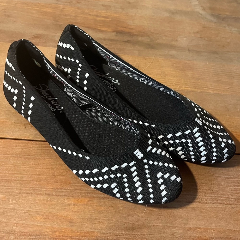 Skechers women’s shoes, blackk and white Size 8.5